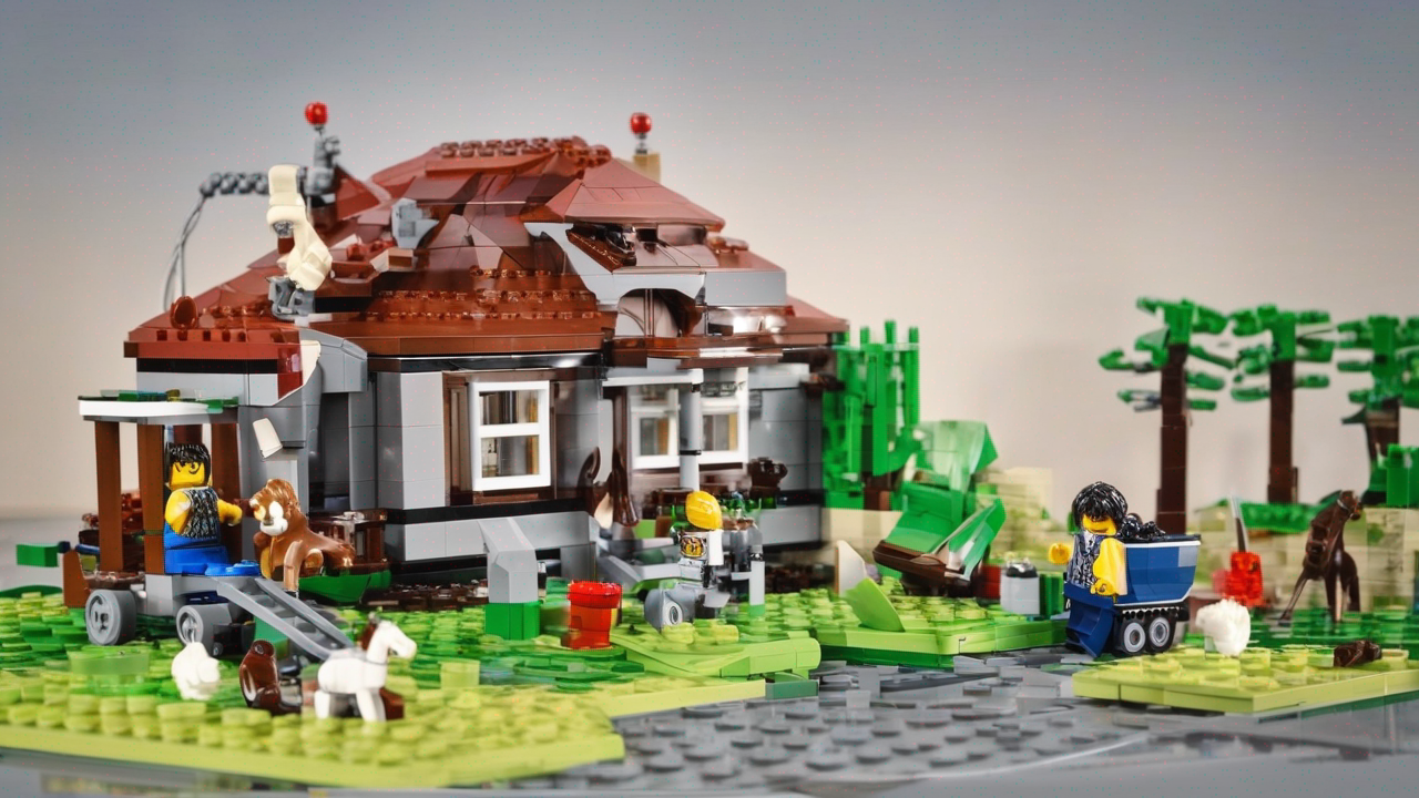 Dorosła osoba skupiona na budowaniu zaawansowanego zestawu LEGO w przytulnym, dobrze oświetlonym pomieszczeniu