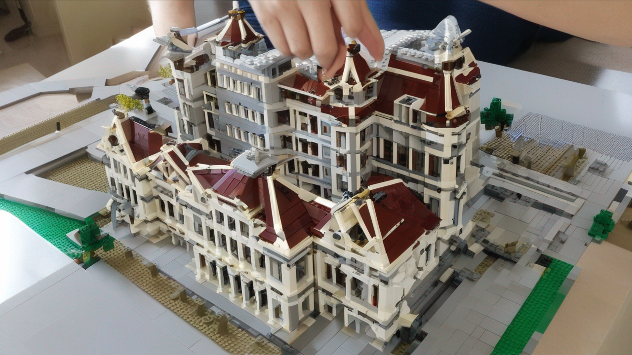 Limitowana edycja LEGO Architecture przedstawiająca słynny zabytek z precyzyjnymi detalami architektonicznymi i złotymi elementami