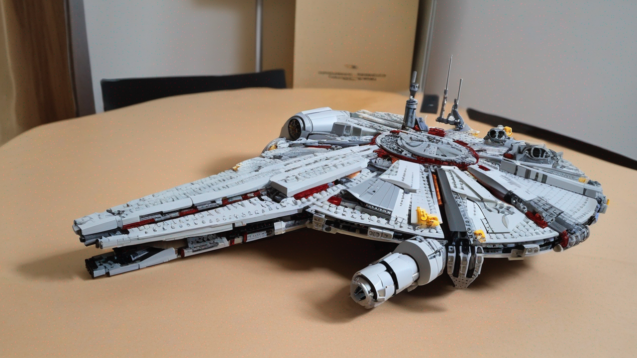 Limitowany zestaw LEGO Star Wars Millennium Falcon z unikalnymi minifigurkami i detalami niedostępnymi w standardowych zestawach