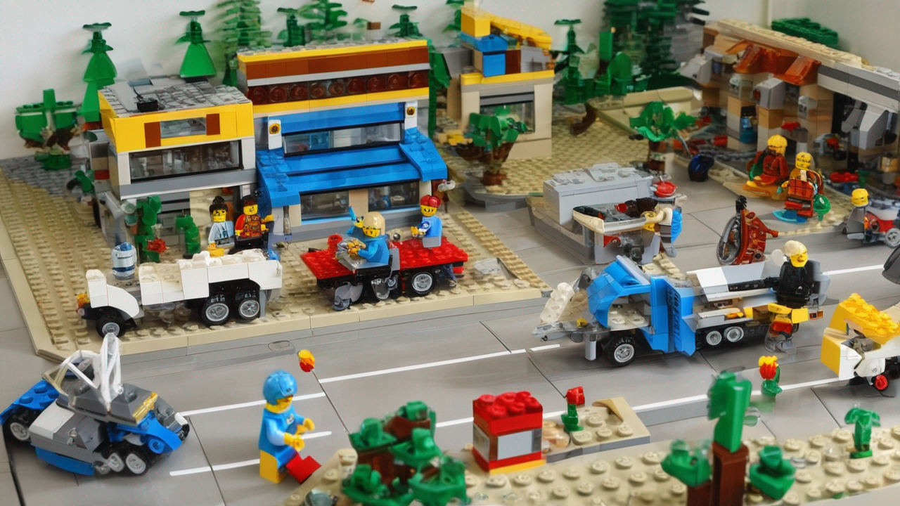 Wydarzenie LEGO z interaktywnymi strefami budowania i wystawami modeli dla dzieci i dorosłych