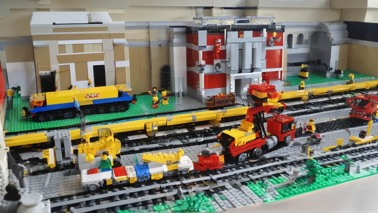 Zestaw LEGO Górska Kolej z pociągiem, tunelami i stacją kolejową w górskim krajobrazie