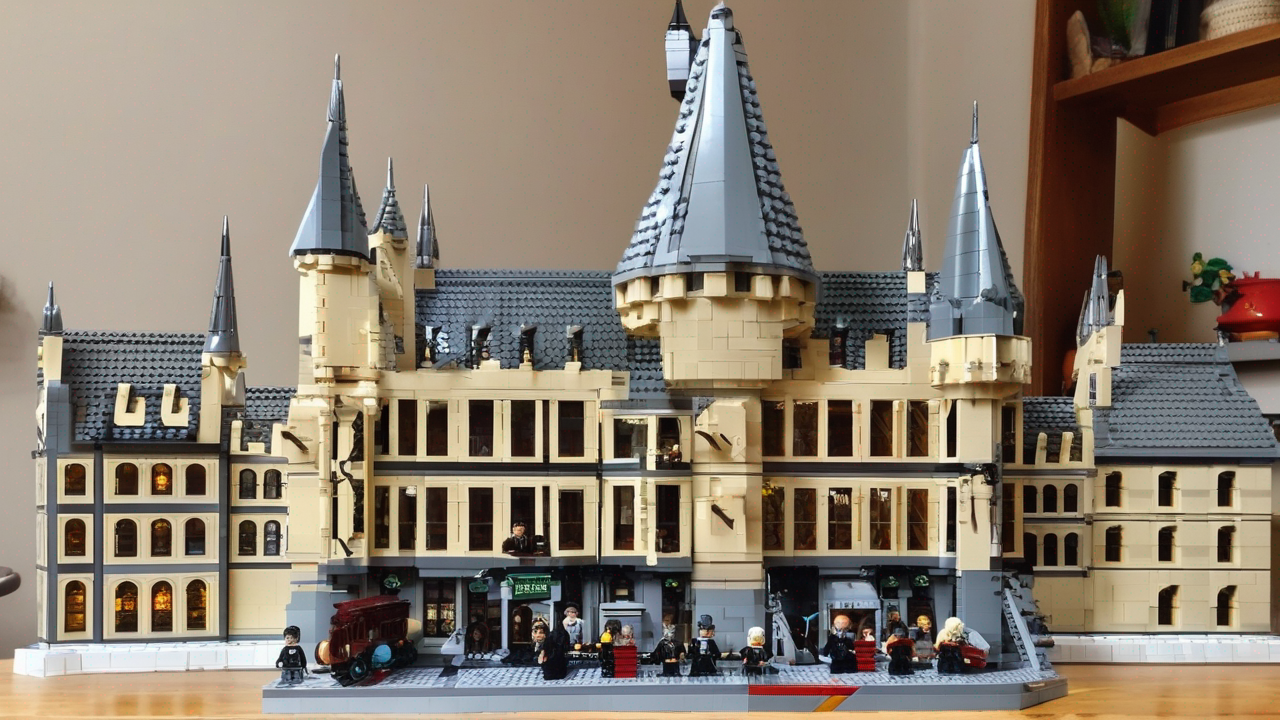 Zestaw LEGO Harry Potter Zamek Hogwart z wieżami i szczegółowymi pomieszczeniami